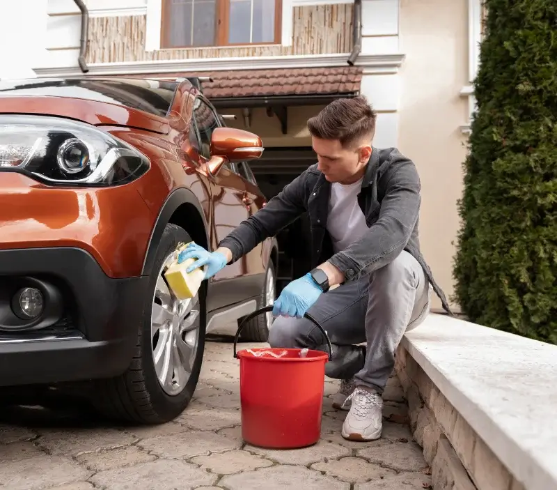 Lavage auto à domicile Bessines-sur-Gartempe : professionnel intervenant sur un véhicule